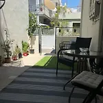 Noa - Designed City Center Suite With A Garden Kalamata