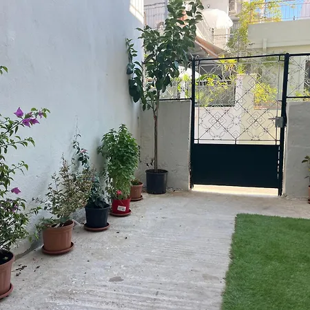 Noa - Designed Garden In The Center Apartment Kalamata